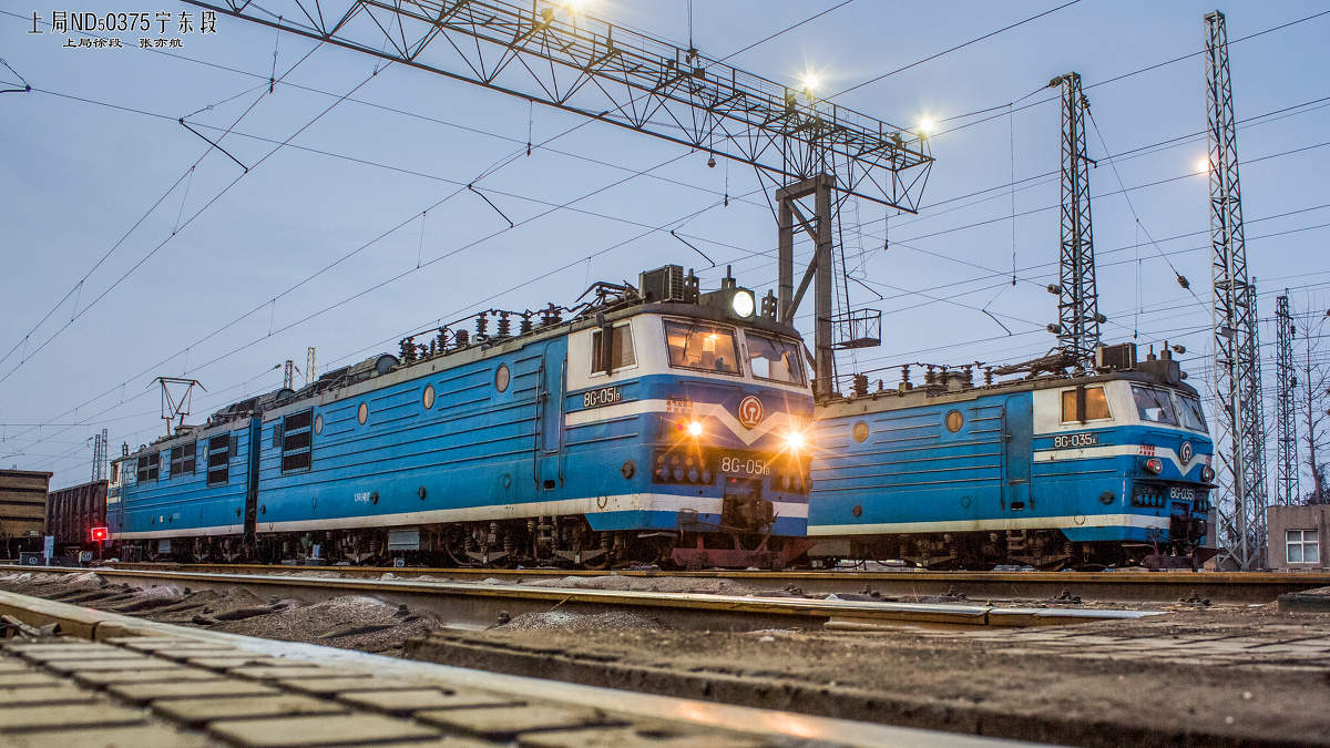 侯马北站待发的8g型电力机车