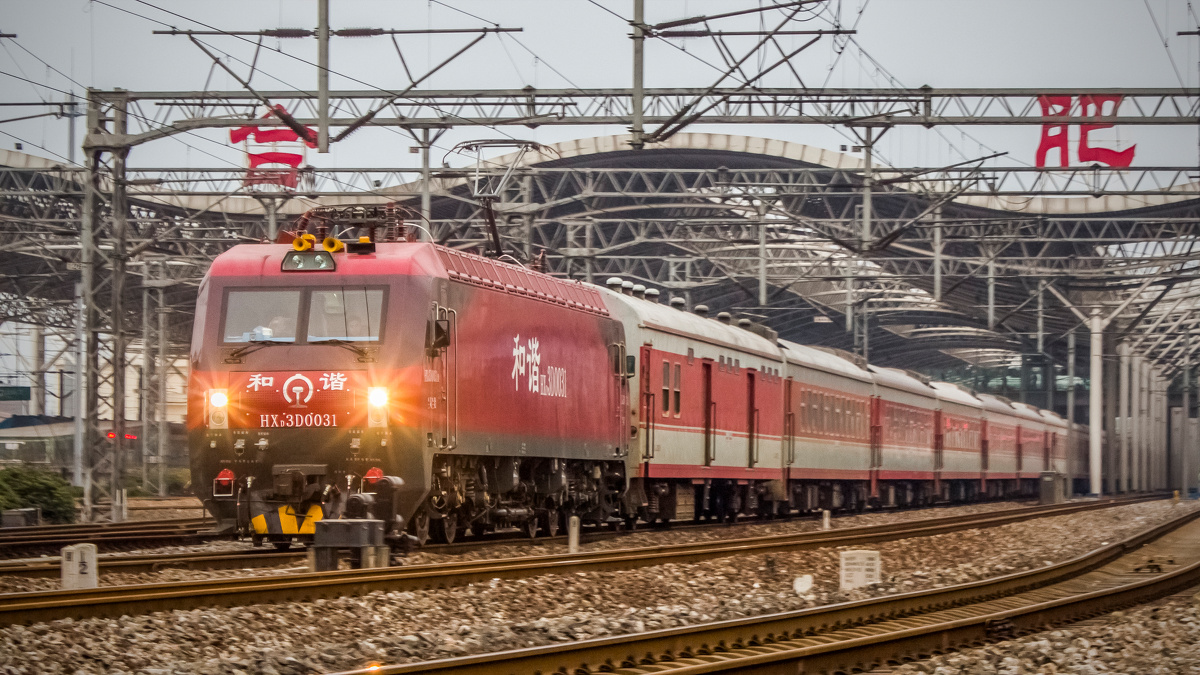 武局南段从兰局兰段借来hxd3d型电力机车支援春运