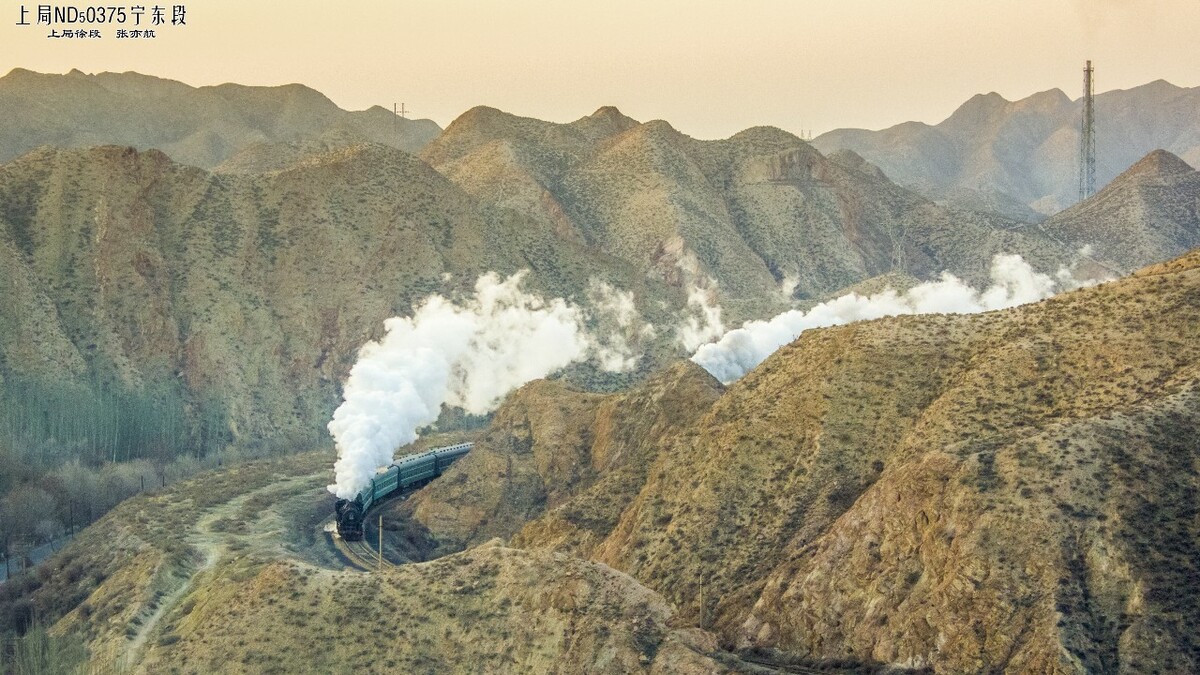穿行在群山之间的蒸汽小火车