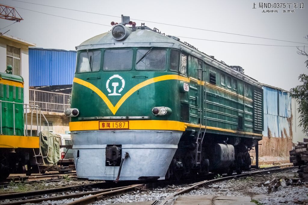 南宁城北钢铁市场的自备机车——东风1型内燃机车1587号车。由于南宁修地铁挖断了专用线轨道,这台车暂时停用,但粉刷一新,看来地铁修好后还会继续发挥余热