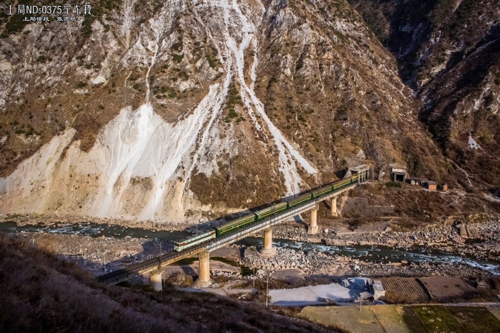 驶过山谷的5620次列车