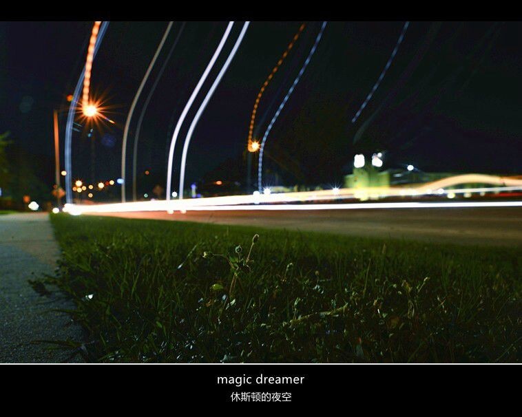 30/1秒慢门 曝光车轨迹,然后加摇拍拉出车头灯像天空方向弯曲。制造两种方向的光轨。 <br />
摄于美国休斯顿希尔顿酒店外