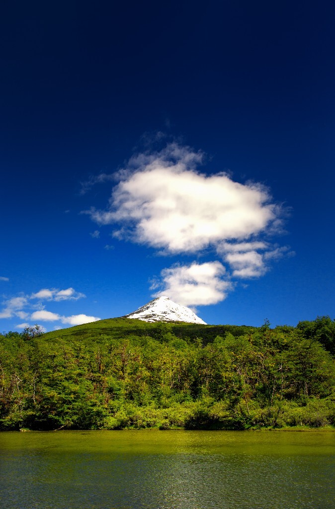 在火地岛徒步的时候，恰巧碰到一片云掠过山顶，仿佛这座雪山正在冒烟一样，掏出相机拍下了这一美景