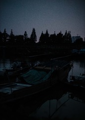 89121