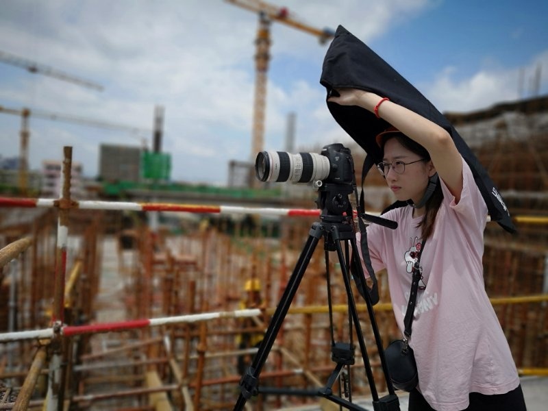 风中工作的女记者