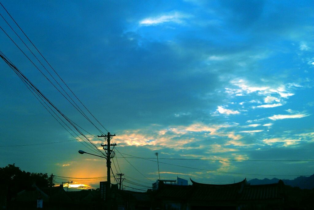 乡村的夕阳在下雨之前所呈现出的缤纷。