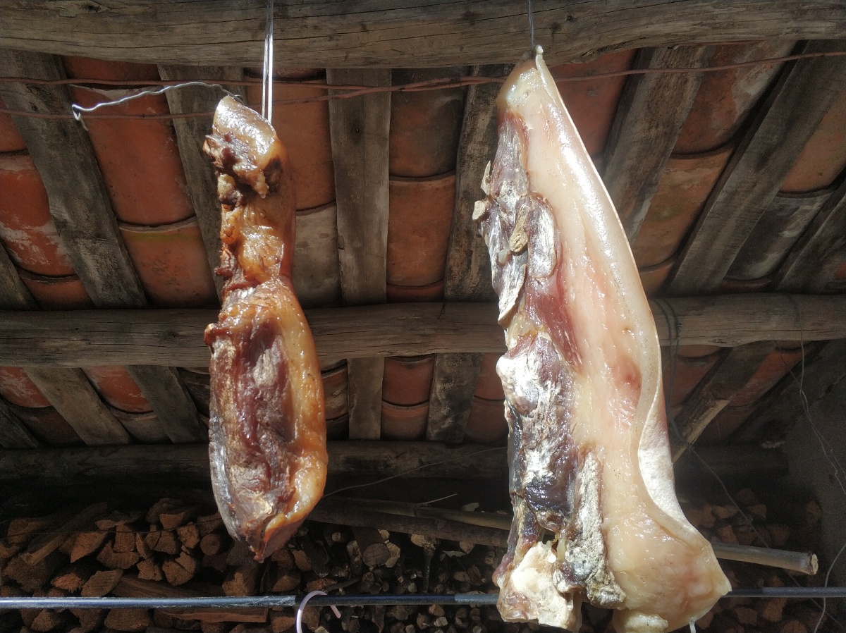 农村晒的咸鱼腊肉