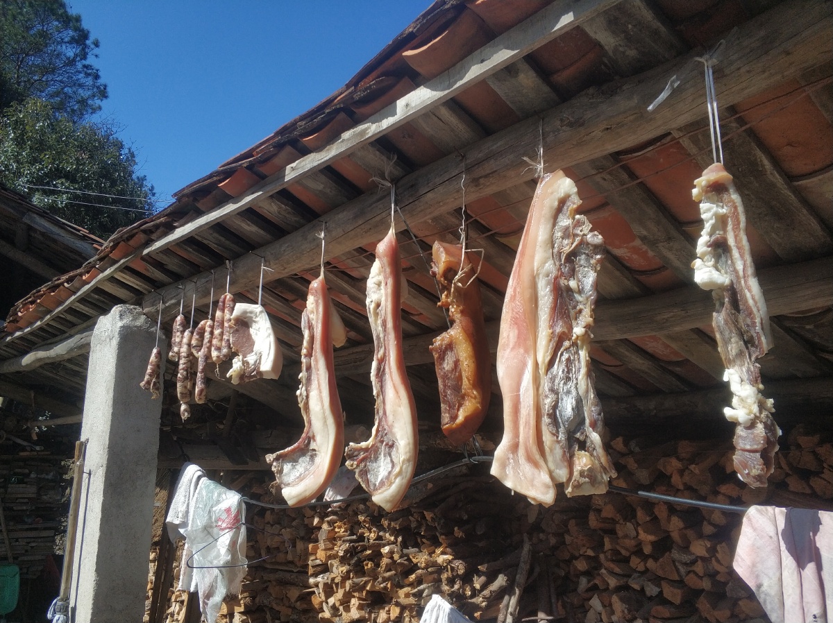 农村晒的咸鱼腊肉