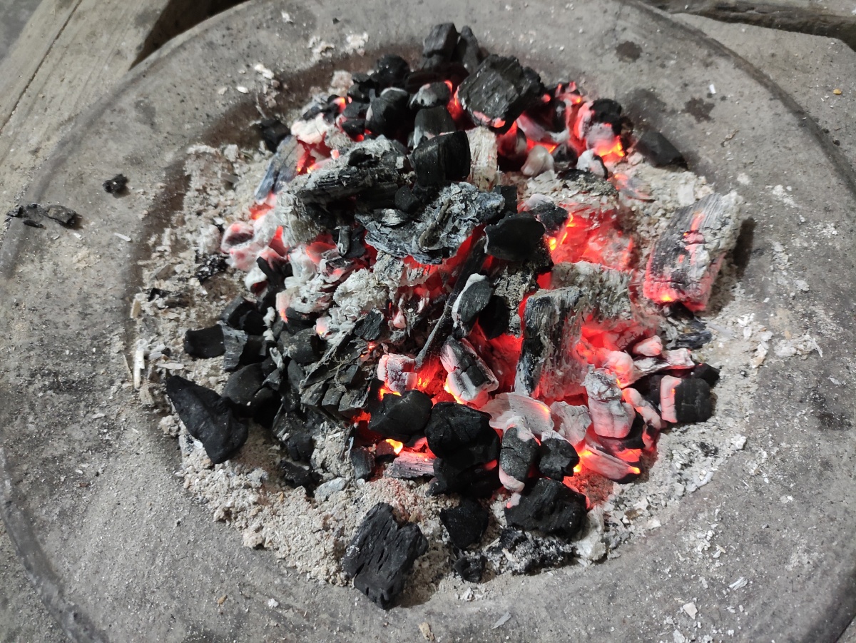 烤火到了冬天在我们大别山区农村很多家庭习惯烧木炭取暖木炭放在炭