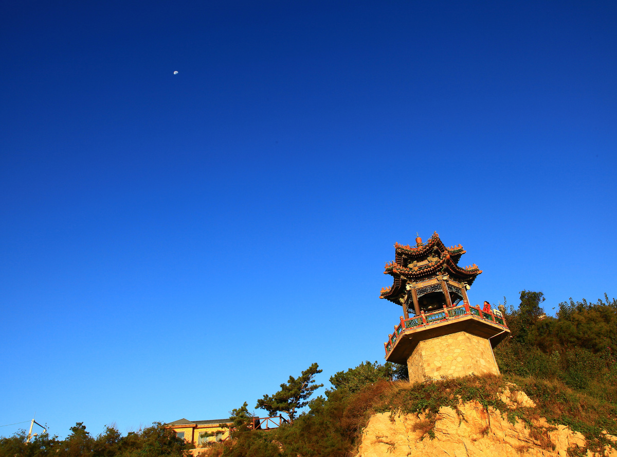 望月亭,该亭子本来是用来观看日出,恰巧月亮挂在天上,摄于北戴河