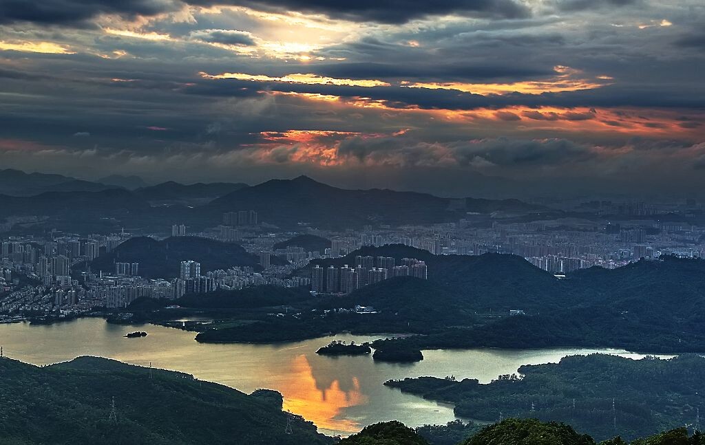 这束光后，深圳有史以来最强暴雨就来了.....
