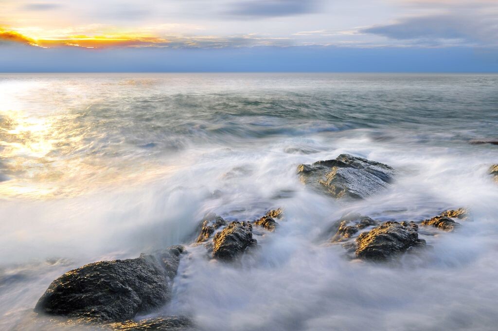 浪花淘尽英雄<br />
是非成败转头空<br />
..<br />
古今多少事，都付笑谈中!哈哈哈