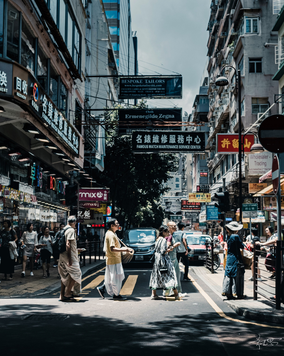 在香港扫街的时候看到马路对面有几个印度人拿着他们的传统乐器在边唱