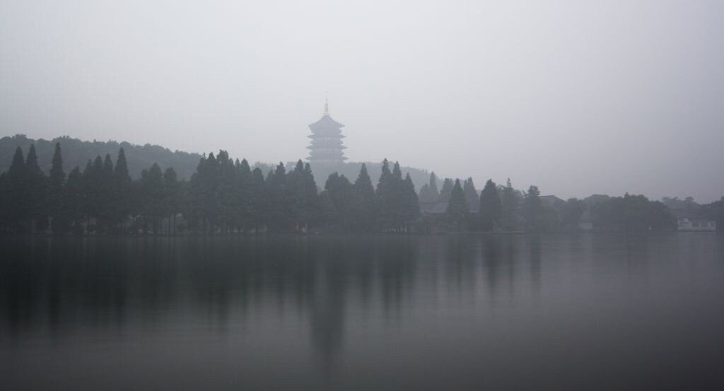 雾中雷峰塔