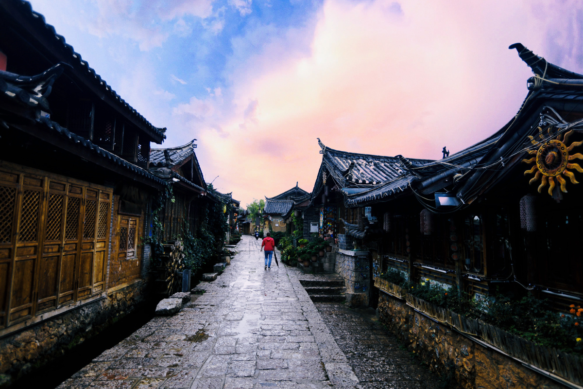 又是雨季因为疫情丽江这旅游状态束河古镇茶马古道这街头空荡荡靠旅游
