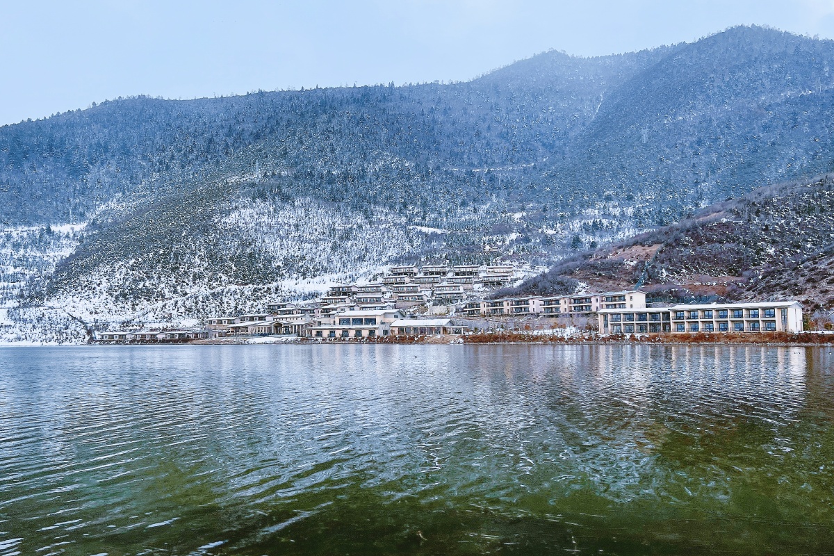 来云南旅行吧一起去看看冬季香格里拉纳帕海依拉草原白马雪山沿途路上