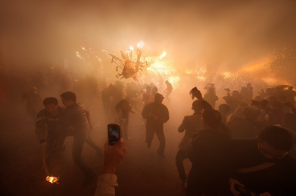                               《龙光漫天》 <br />
这是中国式的狂欢夜，是埔寨人将烧火龙习俗世代传承的功绩。丰顺埔寨火龙作为中国特具一格的客家民间艺术形式，已被列入国家级非物质文化遗产保护名录。<br />

