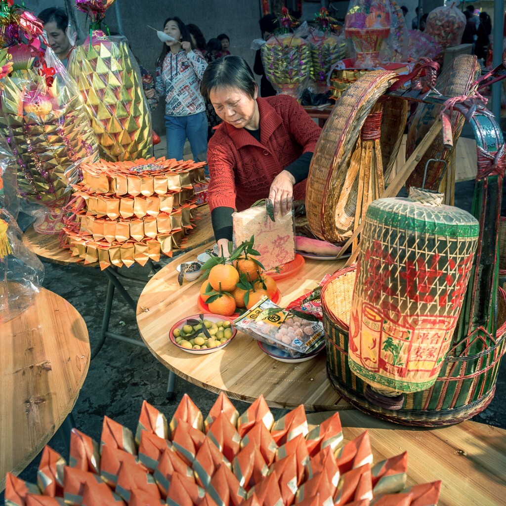    时间：2016年正月十三                <br />
地点：广东潮州铁铺镇<br />
事件：迎神祭拜<br />
人物：村民<br />
《家和万事兴》<br />
这是一幅大年刚过正月初，在潮州乡下拍摄的一幅照片。潮汕地区有着拜老爷（拜神）的习俗。特别在大年期间这种祭拜活动更为隆重！人们祈求老爷保佑，全家平安健康！照片中的人物在案台上虔诚的摆放着橘子、橄榄（谐音大吉大利）各种象征吉祥如意的贡品。为家人为子孙后代祈福。<br />
<br />
<br />
