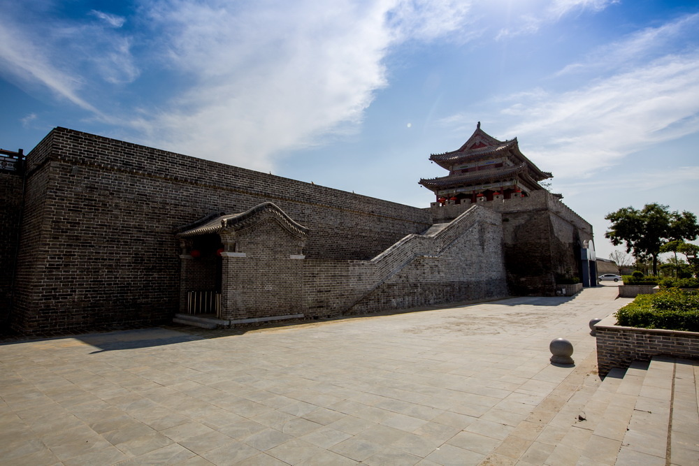 河南省开封市,古城墙修复中.河南省淮阳,新砖老手艺.