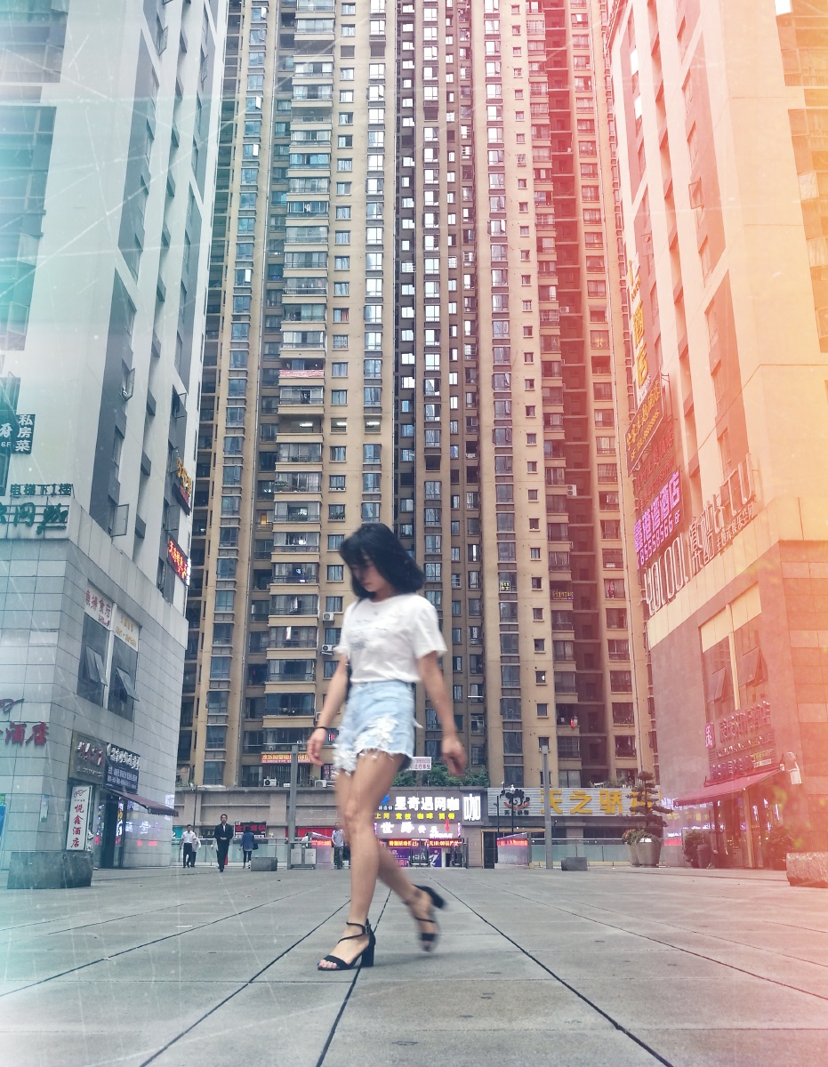 商务楼下的女子