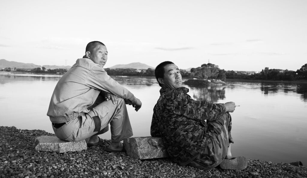 我说：“叔，我觉得你俩这样抽烟特别爷们，我给您拍张照吧”，于是这是一张很偶然的照片，或者这么来陈述有点语无伦次的感觉，拍下的时候我不曾有过这种被打动的感觉，东北人，这片土地的拓荒者，他们用他们随性，豪气和坚韧，坚守着这片土地，他们的傲气，值得被尊敬！