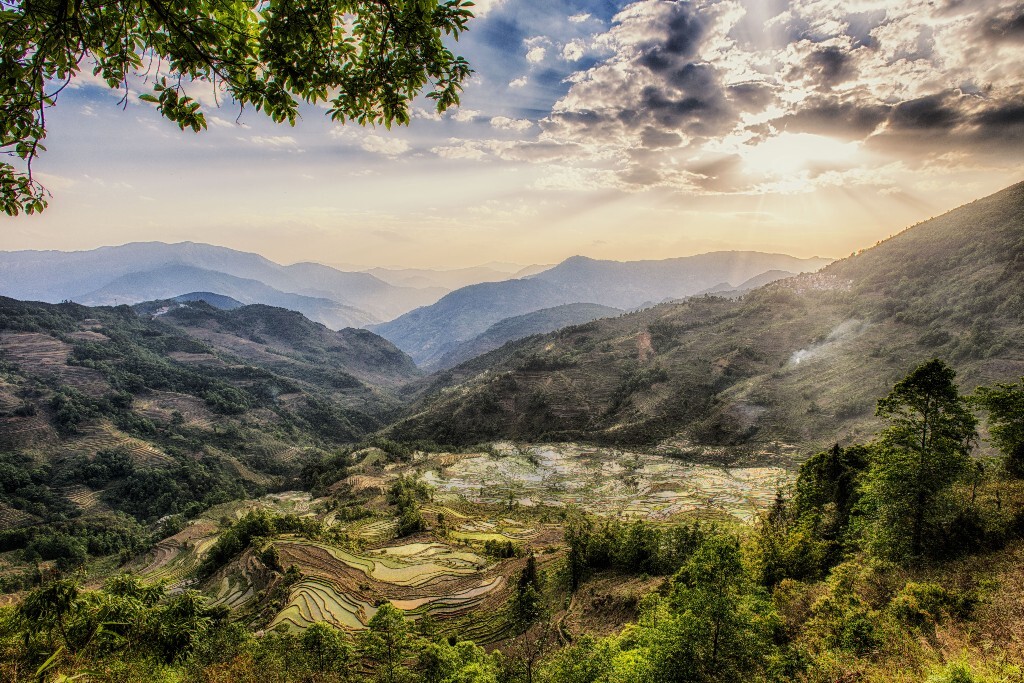 记得当时登山观景台一旁的小山崖时还差点掉下去，但为没带长焦而遗憾。