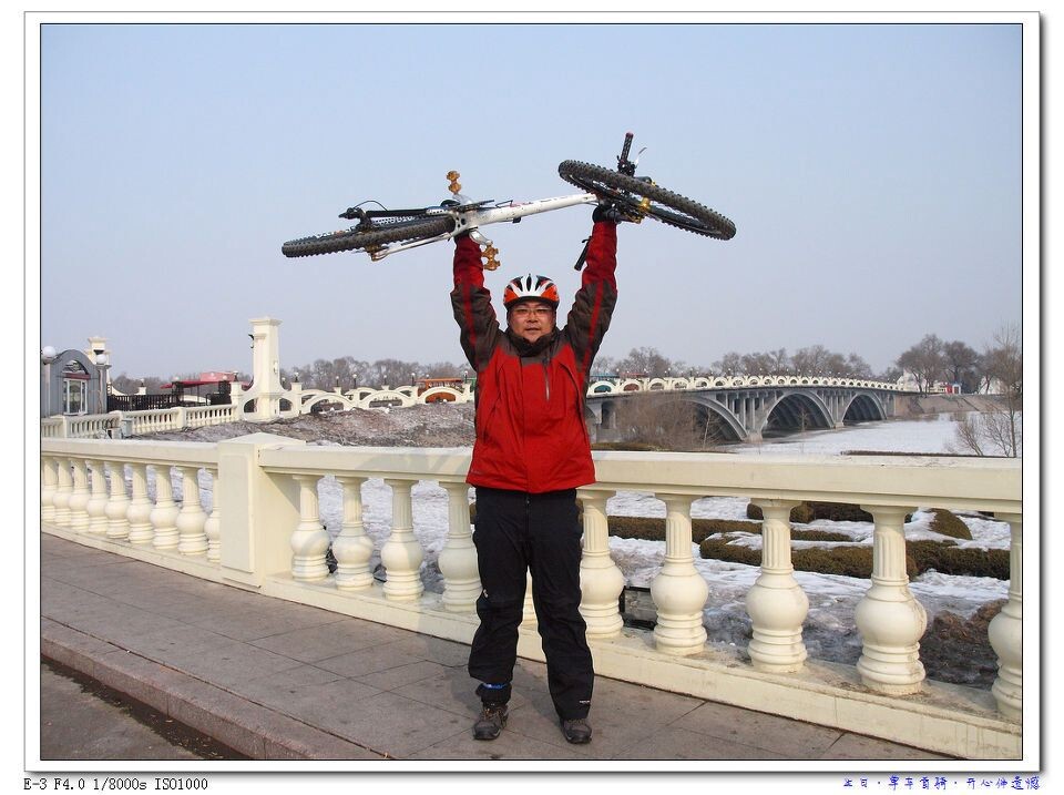 P2220137<br />
举起来