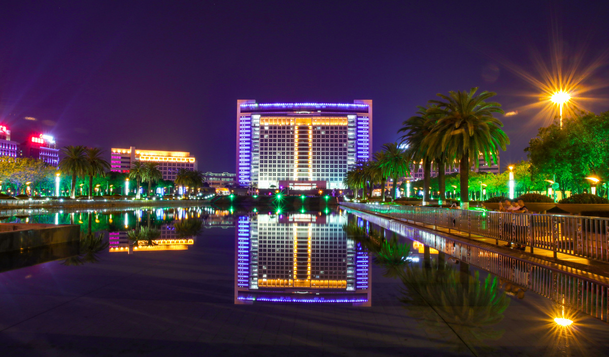 东莞夜景,国庆期间,东莞行政中心广场灯饰场景展示!