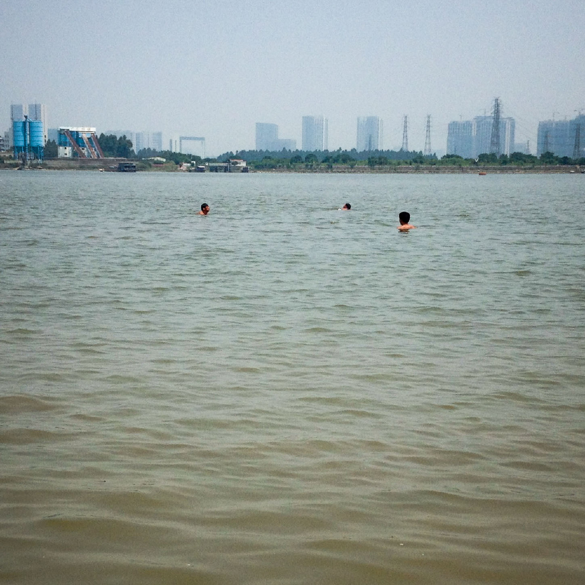 天热汗多,洗澡的话,珠江就是最大的澡堂.