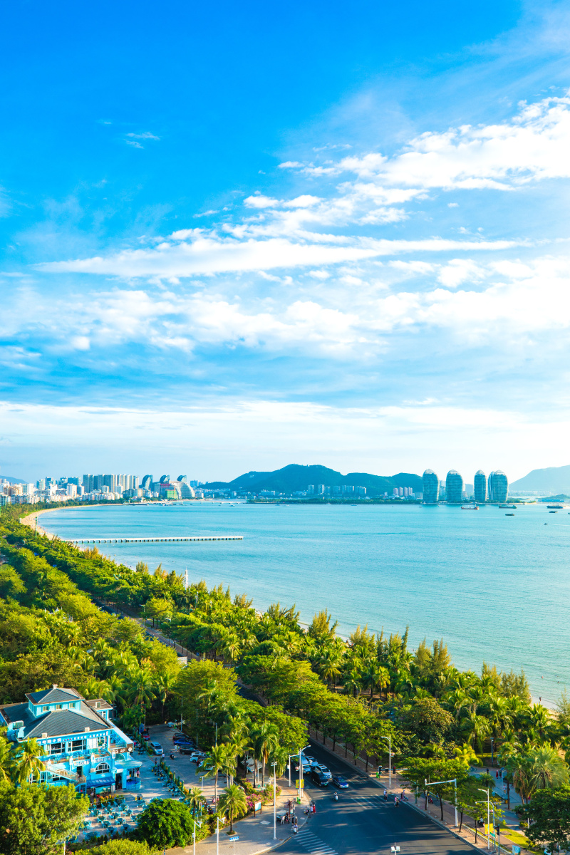 三亚湾的闲情逸致和蓝天白云碧海银沙最为般配