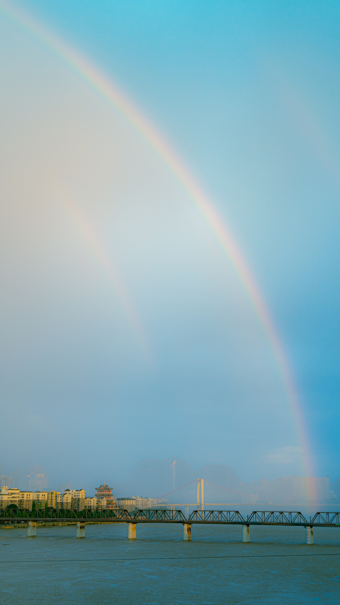 大雨过后彩虹图为柳州西来寺红光桥
