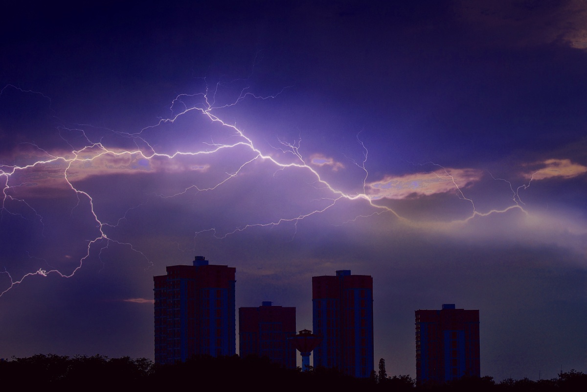 城市里的紫色雷电