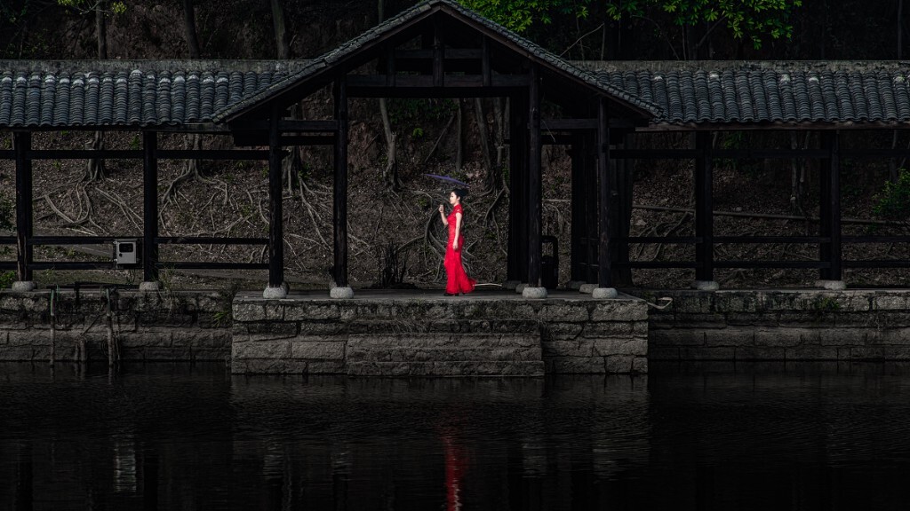 拍摄当天灰霾很大，空气通透度很差，远距离拍摄出来的相片灰蒙蒙的，后期使用LR调整黑色色阶，曝光量调整所得