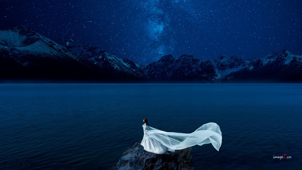 合成的，主图是白天转黑夜，加上长纱，再加上雪山和星空