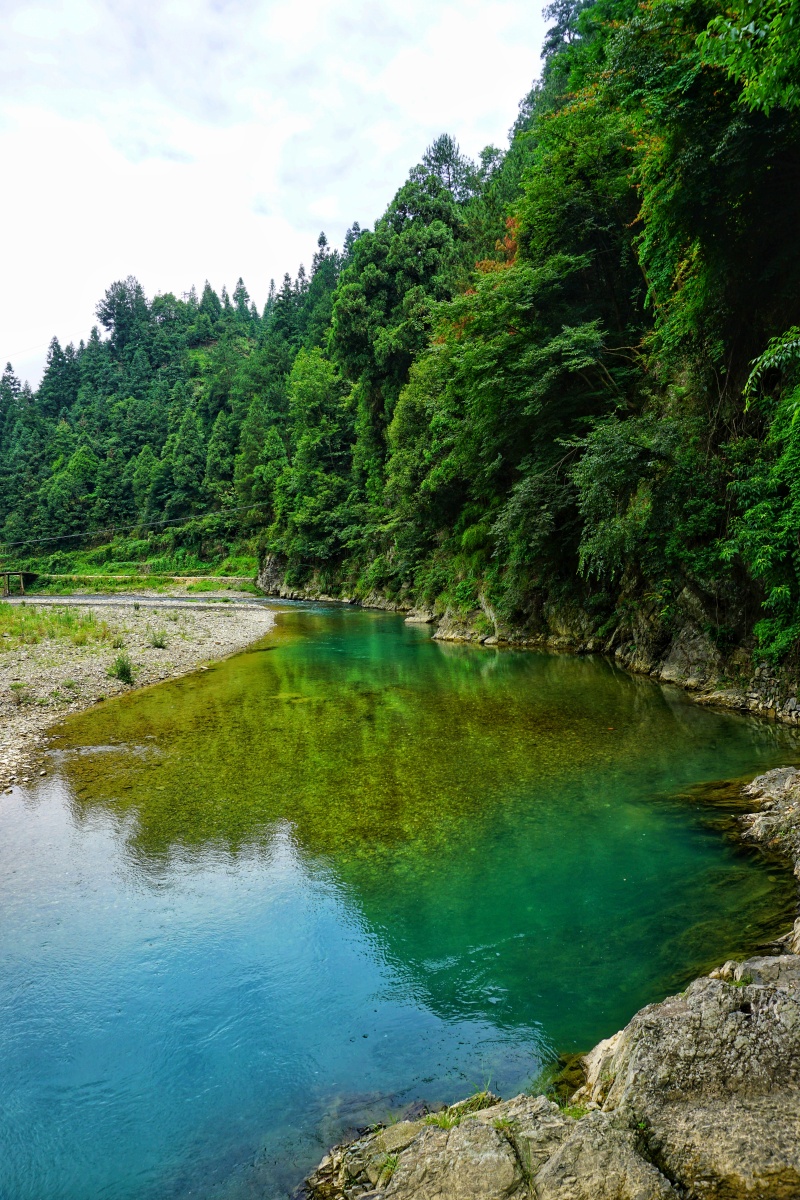 看完比赛在四周瞎晃悠了一会儿,然后趟过那条琉璃色的小河,顺着山脚
