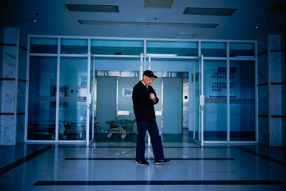 医院手术室门口等待的家属,手中的佛珠,嘴里的阿弥陀佛,取名为爱.