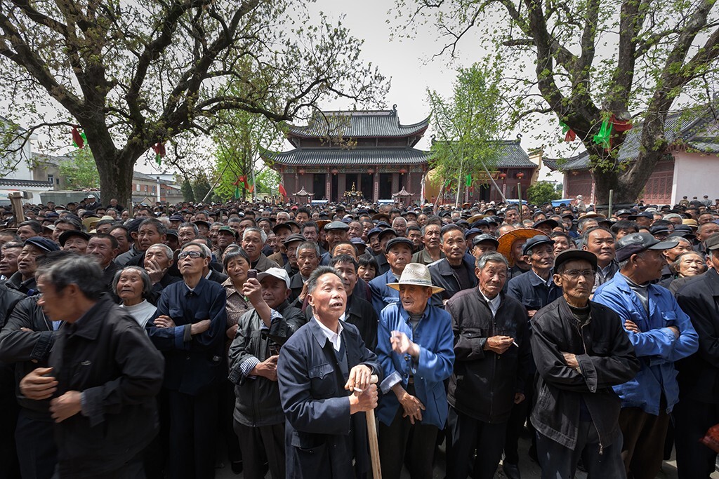 南京高淳区沧溪庙会。民间传说的“九城十三溪”,沧溪就是其中一溪。沧溪历史悠久,背宋政和五年(1115)永丰圩围筑成功后,沧溪地名便随之诞生,距今已有900年历史。每年这里都会举行庙会,看戏是大家最喜欢的项目之一。