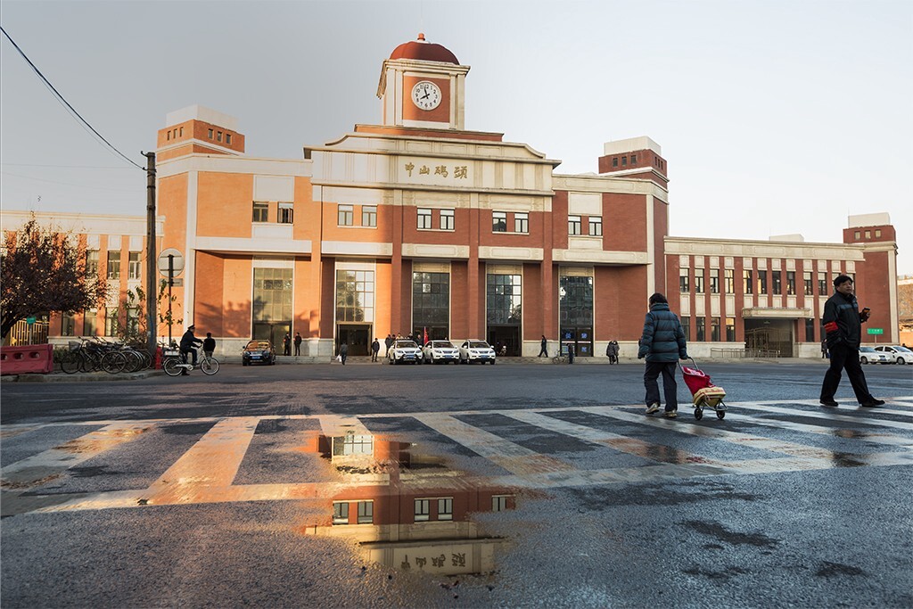 南京中山码头,1928年(民国十七年)为保障孙中山先生奉安大典的顺利进行,国民政府决定在下关江边建设码头以迎接先生灵柩。并被定名为津浦铁路首都码头。大典举行后,为纪念孙中山先生,灵柩登陆的下关码头亦被定名为中山码头并沿用至今。