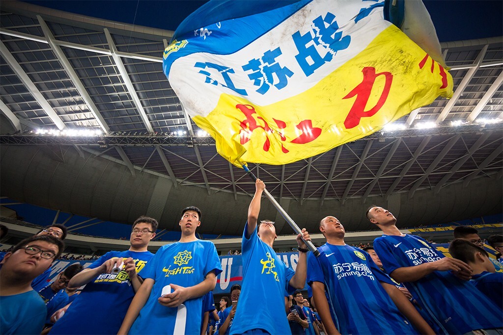 2016年江苏苏宁队在联赛和足协杯都拿到亚军,火爆的球市也是一票难求,球迷们通过摇旗呐喊的方式来为心爱的球队进行助威。