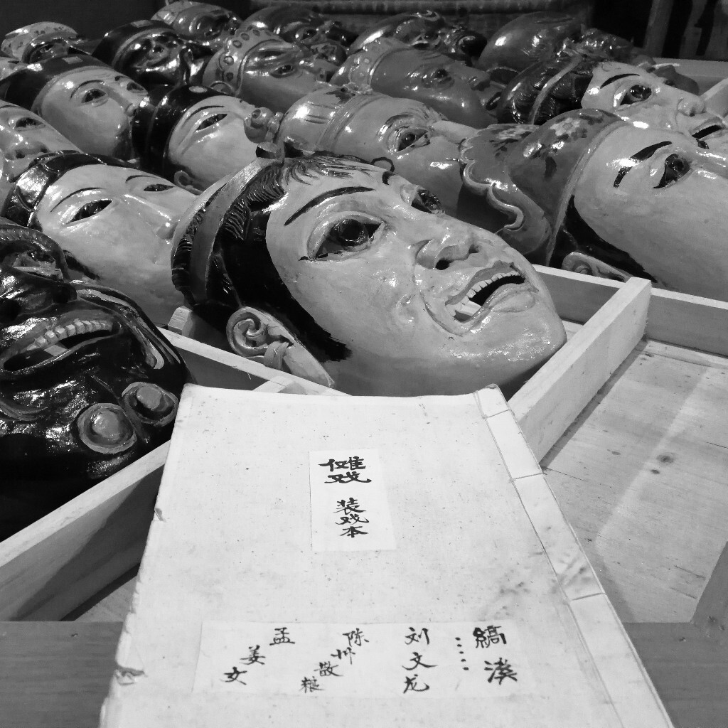 池州傩戏剧目有两大类：一类是以舞蹈为主的小戏，用于娱神，如《舞伞》、《舞棋》、《舞回回》、《童子拜观音》等。另一类是本戏，共有五大本：《刘文龙赶考》、《孟姜女寻夫》、《打銮驾》等。