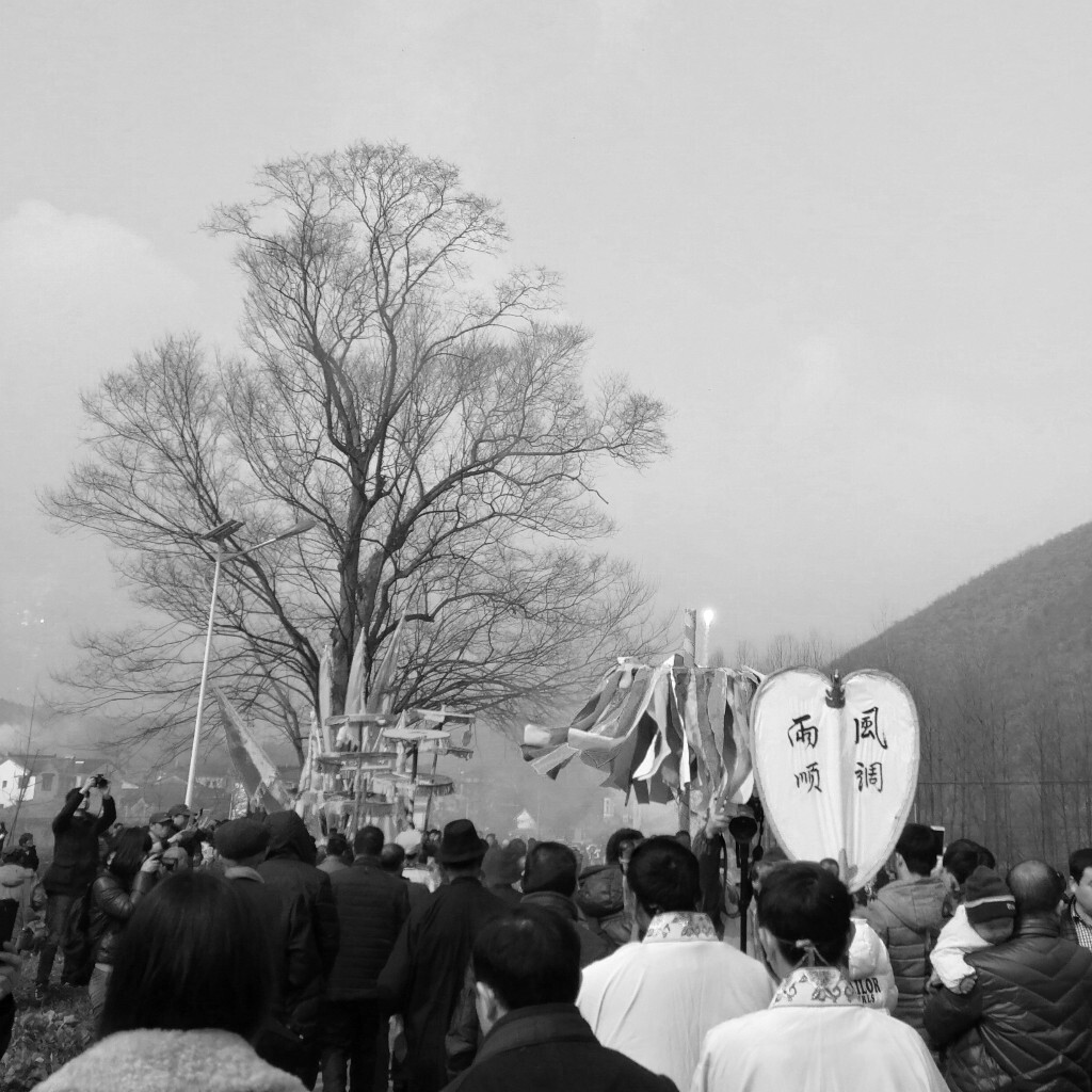 池州傩戏演出程式各宗族大同小异，大次序为迎神、傩舞(舞伞等)、报戏名、傩戏剧目、吃腰台、傩戏、吉祥词、傩舞(《舞回回》等)、送神。