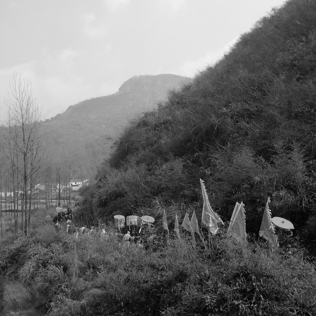 演出队伍在山间穿梭行走，从伺堂到演出地点，需要走上半个小时的路程。