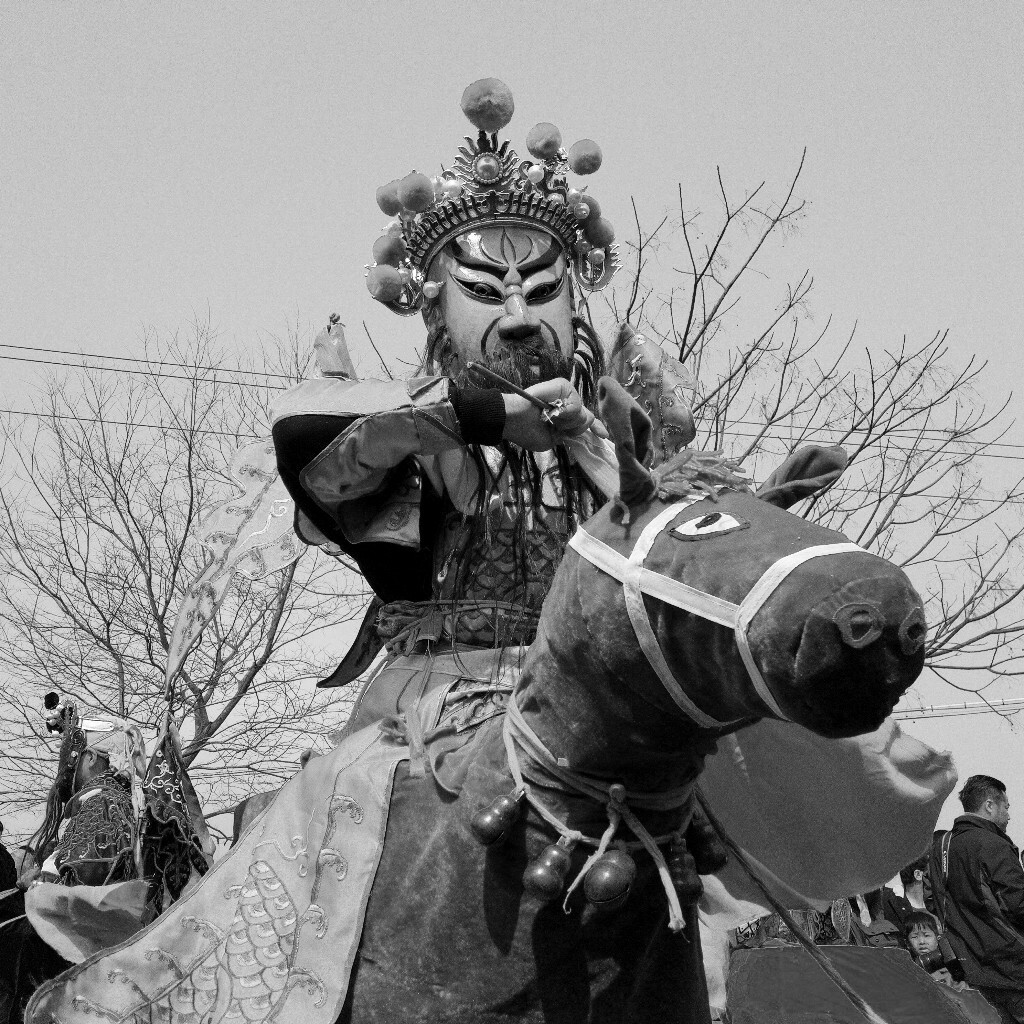 演员们戴柳木面具，扮演传说中的驱除瘟疫的傩神，用反复的、大幅度的程序舞蹈动作表演。