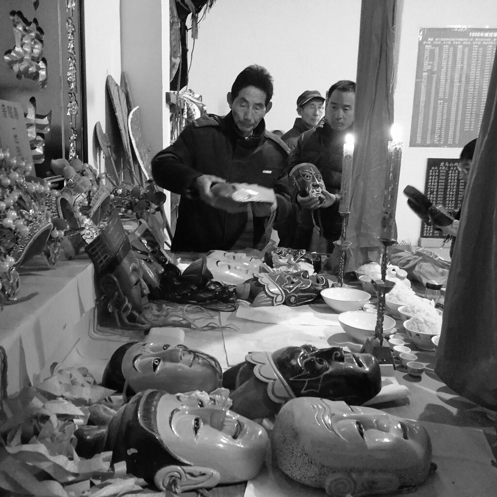 请神在神堂举行，将面具之神一一传递陈列于龙床时，四少年童子皆身着战袍，扎竹马，排一字形横队面向神案站立。然后由执事长者替他们戴上面具，开始踩马，称踩“启圣马”。