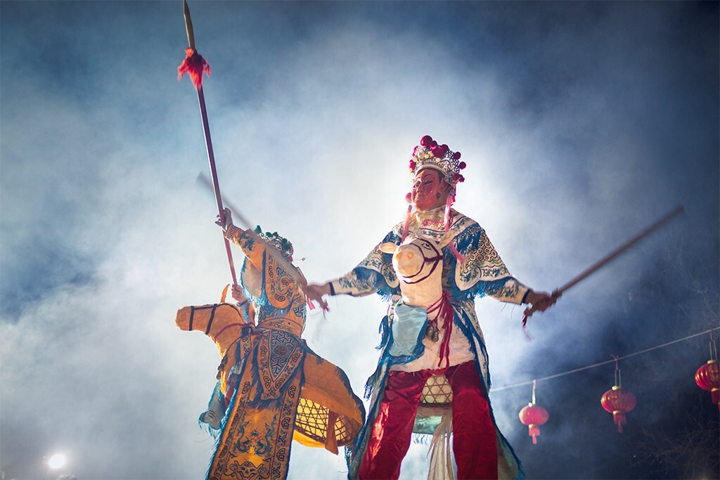 傩舞“高跷马”，多扮成勇武之士，作征战状，如花关索、鲍三娘、鲍礼、鲍义，或者关羽和貂蝉。