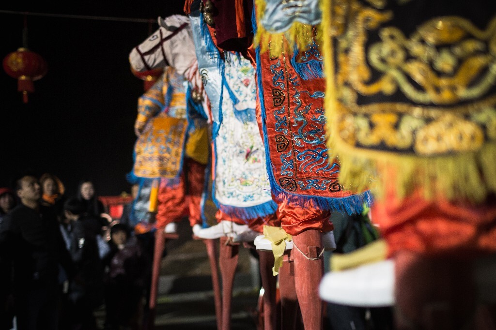 关索骑红马,鲍三娘骑白马,还有黄马、黑马。踩地马有“发令”(舞令旗)、“溜马”、“交战”等动作,尽展古代战将风采。