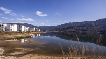 村庄与湖