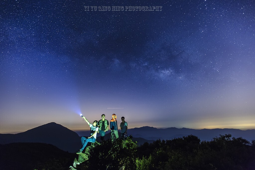 凝望那满天大大小小忽明忽灭的繁星,我的心一动,星星,是星星点缀了夜空,把它们的光泽洒向大地,不管是有名的星星,还是无名的星星.【拍摄于厦门】<br />
