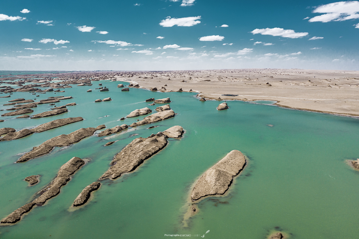 航拍摄影海西州61水上雅丹by组成元素的颜色为青蓝橙黄绿后期主导以