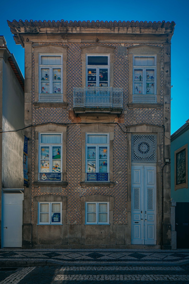 很多房子正面有大采光窗户和阳台后院为大院子在外面看不出来内有乾坤